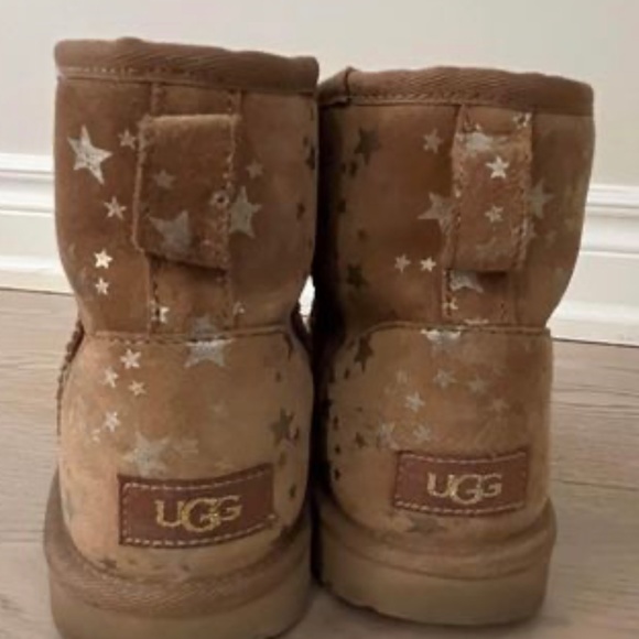 UGGS • Kids Classic II Short Stars - Picture 2 of 3